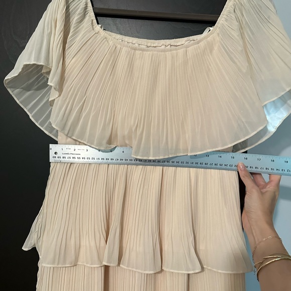 BNWOT RED DRESS Ivory Off-The Shoulder Tiered Ruffle Dress Sz.M - Picture 5 of 6